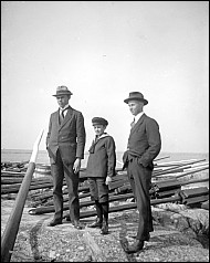 Fotografen Ernst Berglund t.h. tillsammans med brderna Hjalmar och Bertil